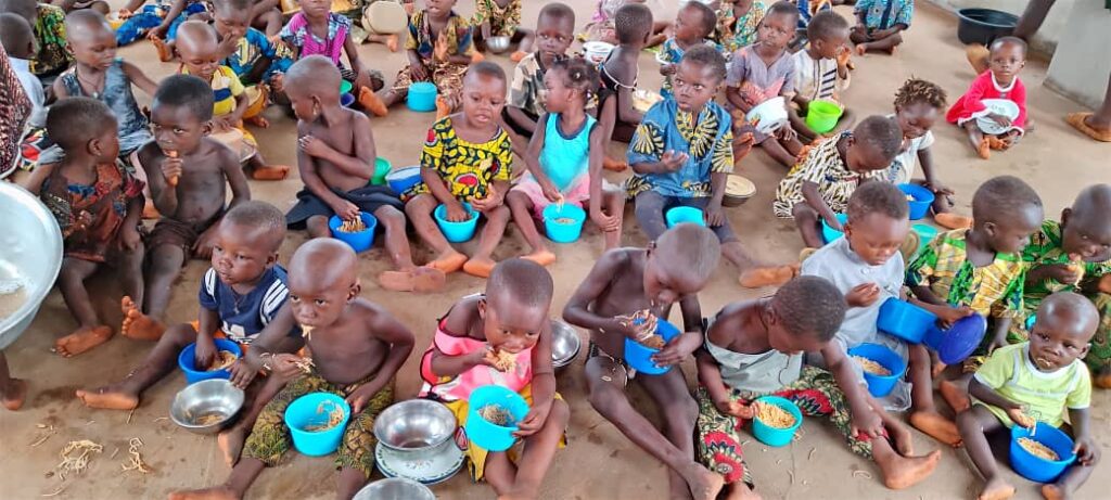 Embellissons la vie d’un enfant dénutri en lui offrant 1 repas/jour  (1 repas = 0,50 euros) : voir rubrique parrainage (formulaire)